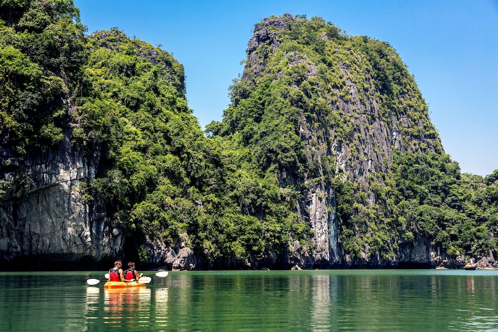 Heritage Line Violet cruise – Ha Long Bay & Lan Ha Bay