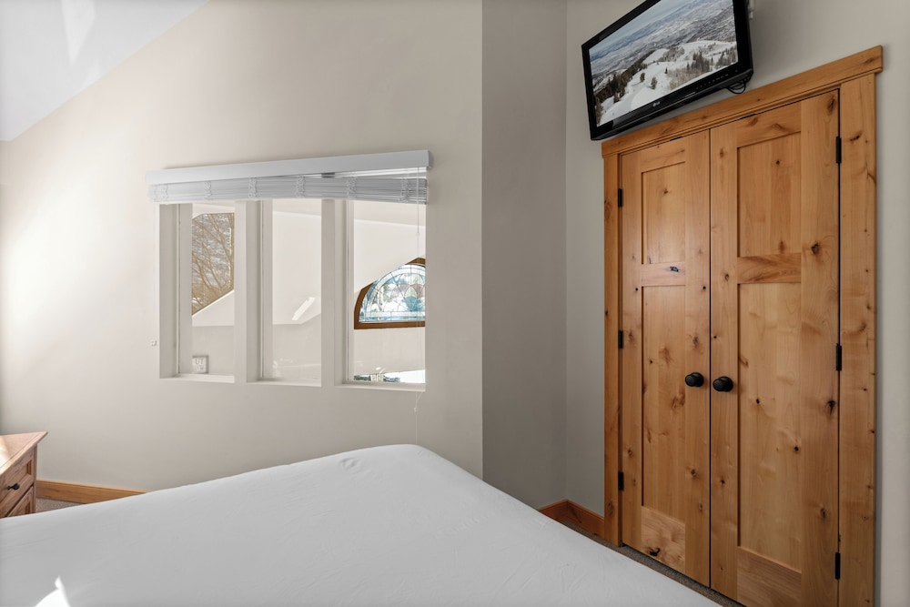 Queen Esther at Deer Valley Resort - Four Bedroom Condo with Hot Tub #2447 4 Condo