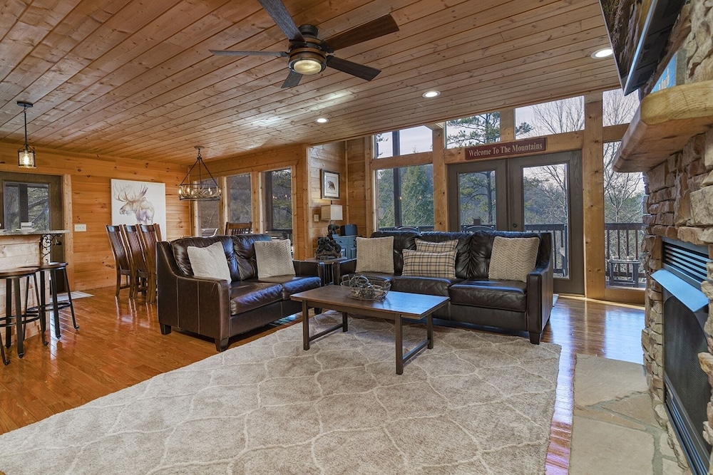 Appalachian Lodge - 4 Bedrooms, 4 Baths, Sleeps 14 Home by RedAwning
