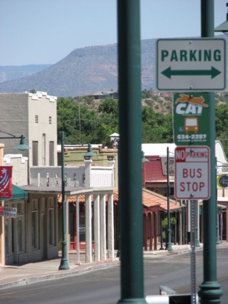 Cottonwood Hotel