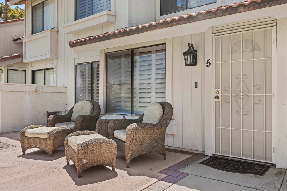 The 14th Fairway Delight 4Bd W/community Pool!