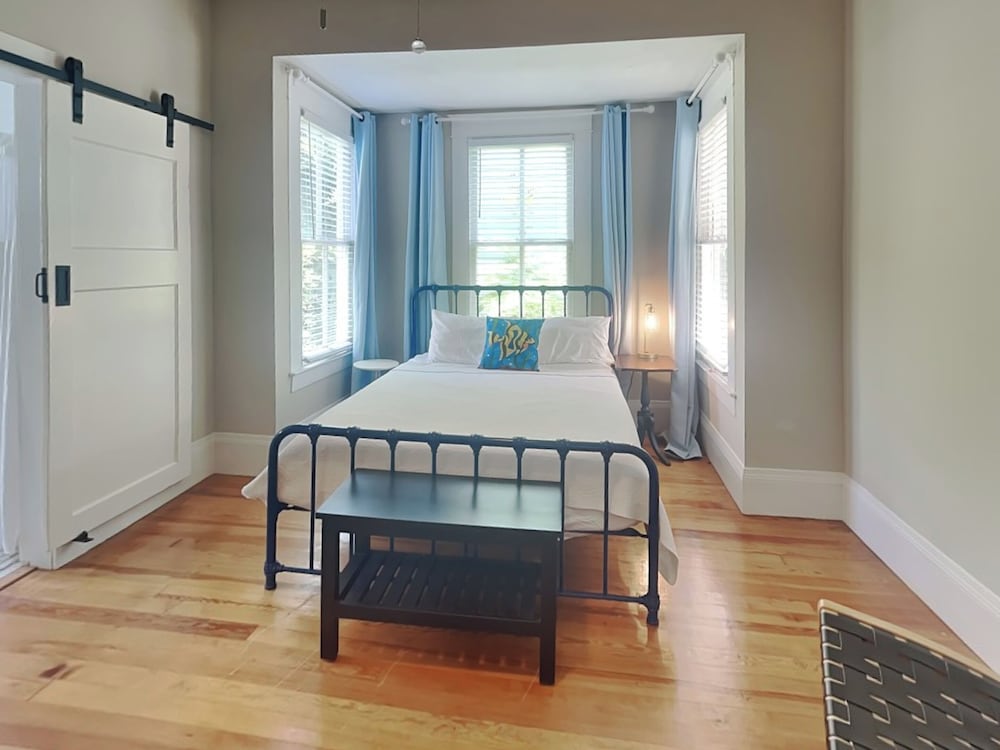 Sealy Street Duo by Ryson Vacation Rentals