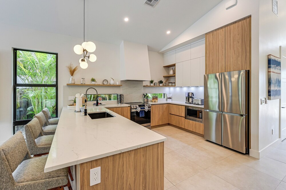 Luxe Outdoor Living: Naples Getaway 2 Mi to Beach!