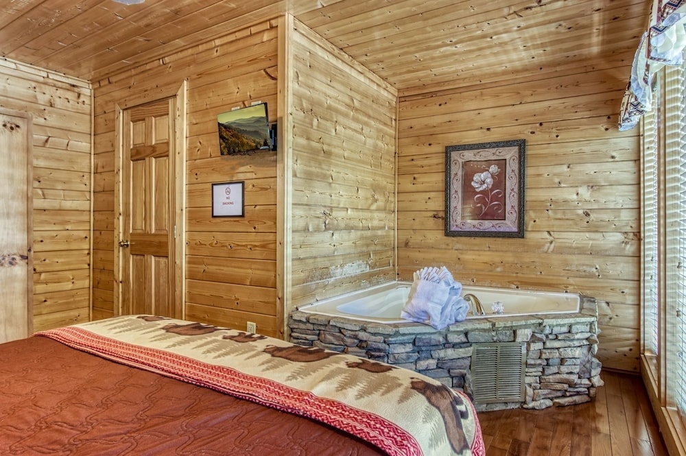 Ern850 - Simply The Best - Great Location - Close To All The Action! 4 Bedroom Cabin by RedAwning view 2
