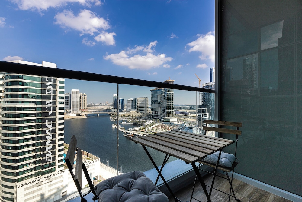SIMPLY COMFORT Urban Chic Suites in J One Tower City & Canal Views