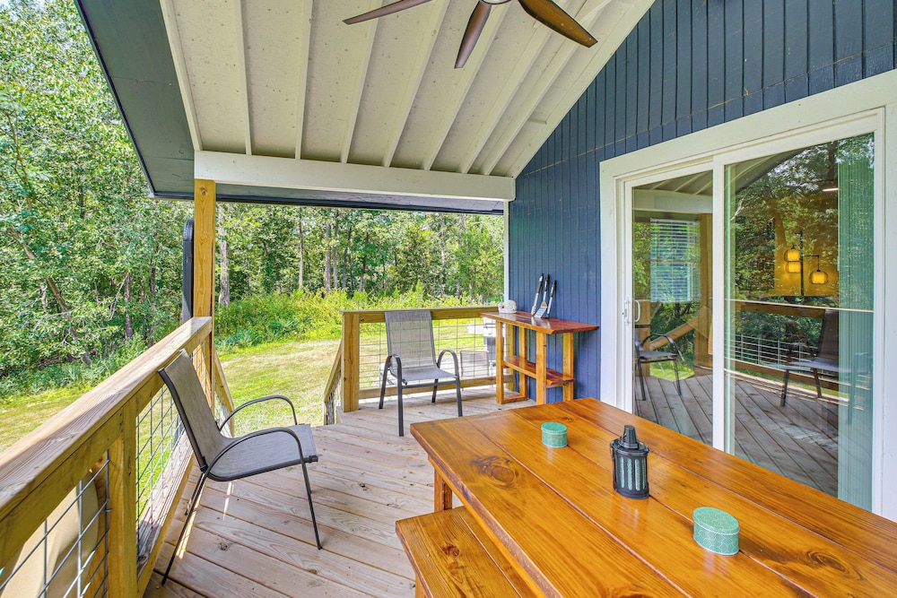 Lake Hamilton Retreat w/ Kayaks & Spacious Yard!