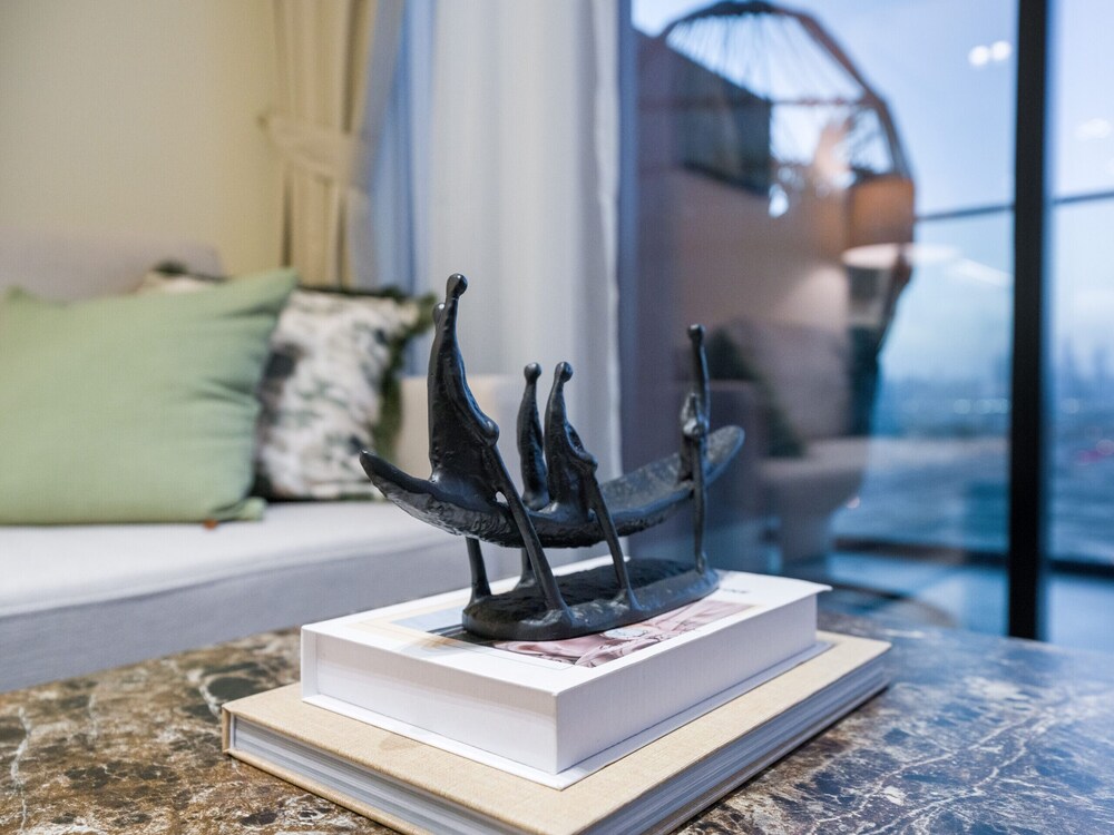 Easygo- Stylish 1bdr Binghatti Corner