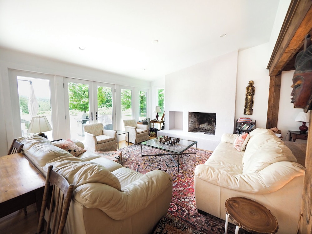 Charming 6 Bdrm Countryside Stay
