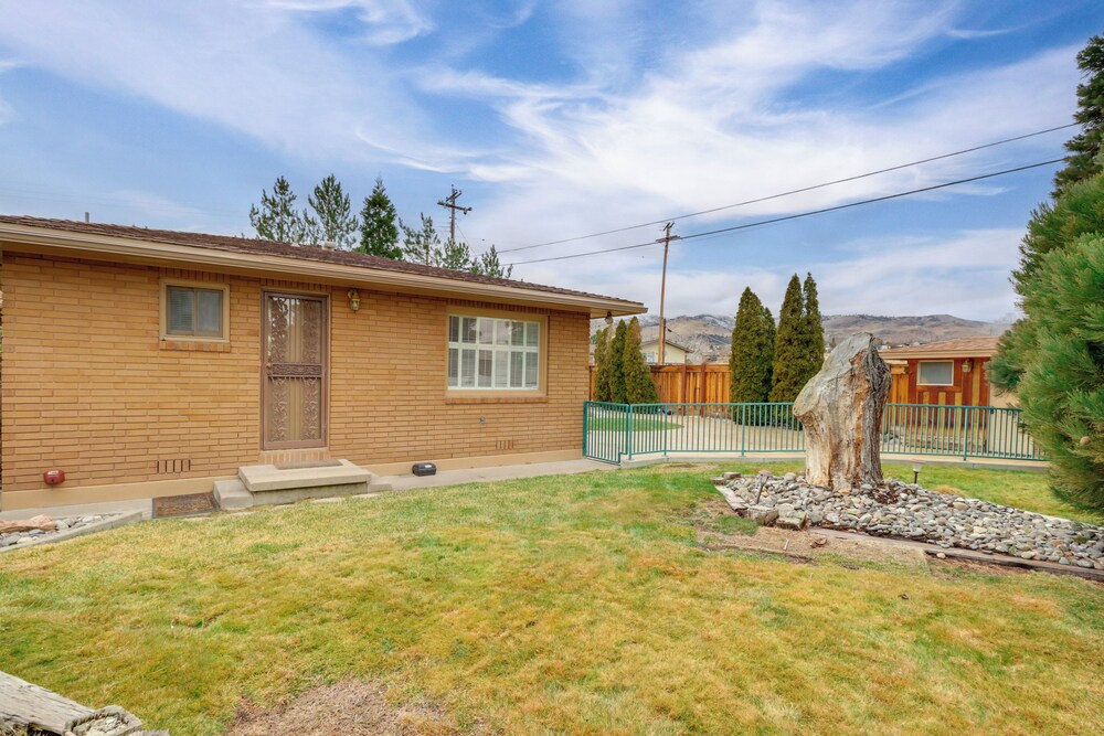 2 Living Areas + Library! Home 22 Mi to Mt Rose