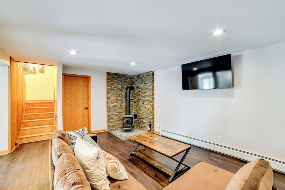 Golf, Fish & Ski: Retreat w/ Game Room in Thompson