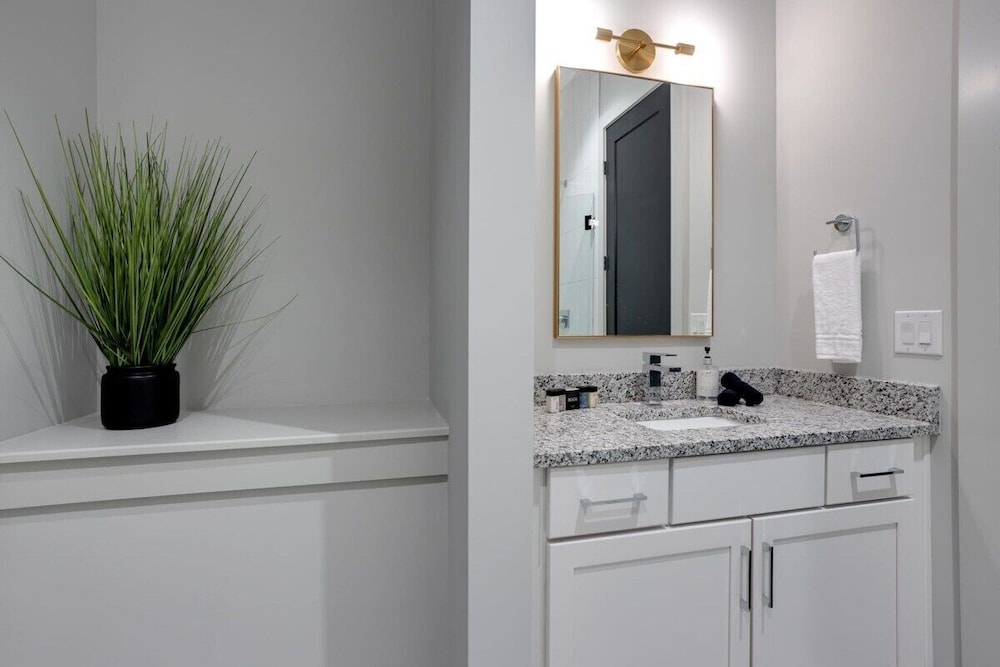 East Nash Oasis - 13 Beds - Going Fast