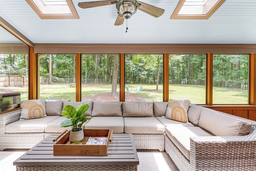 < 2 Mi to Dtwn Alpharetta: Home w/ Screened Porch!