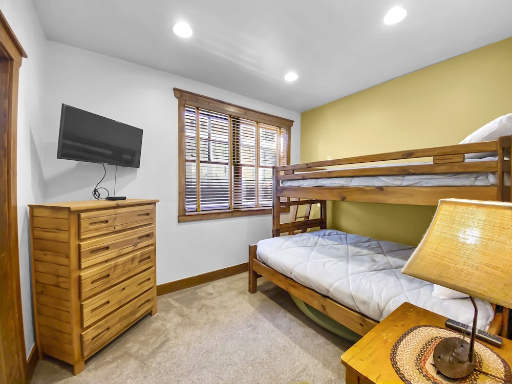Mountain Ridge  2 Bedroom Townhouse by RedAwning