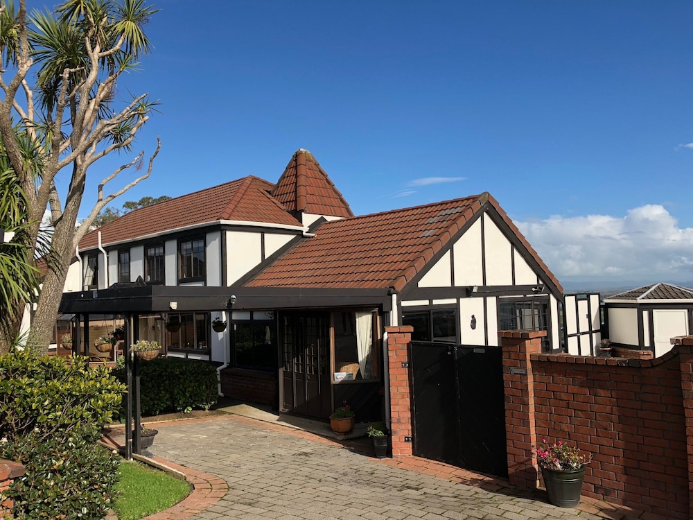Chartre' Manor Bed & Breakfast