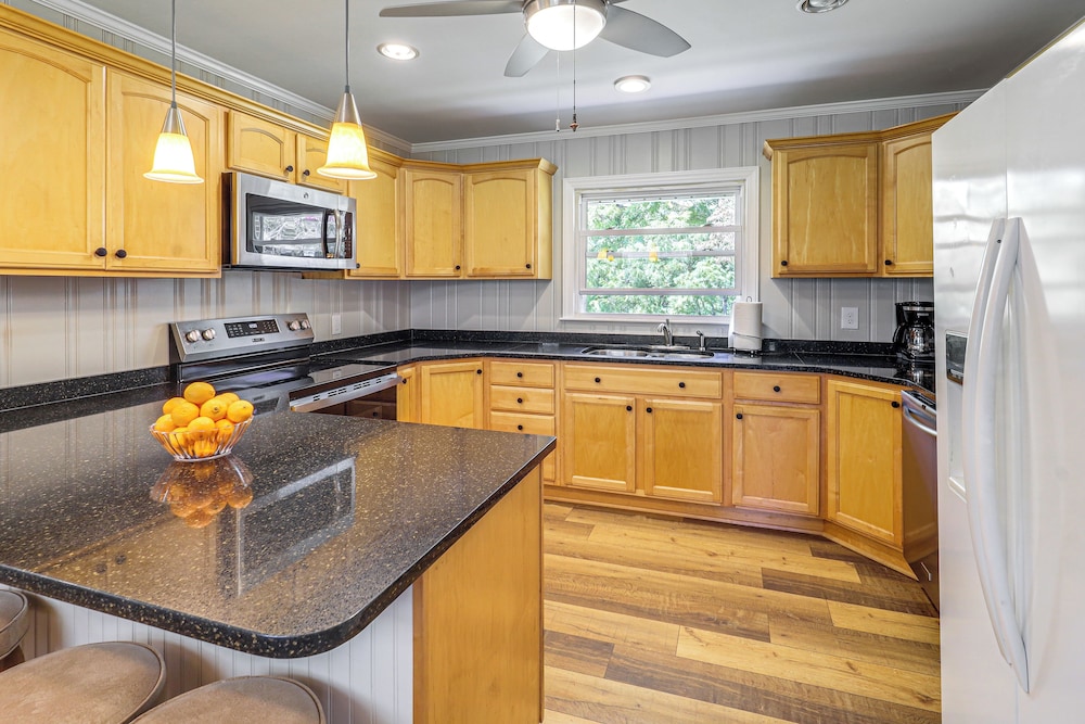 Hike & Leaf Peep! Peaceful Home in Laurel Springs