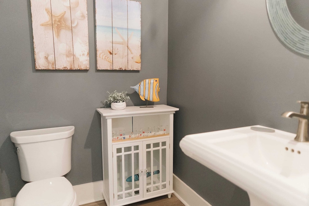 Walk to Beach, 2 Shared Pools, Enclosed Porch, Bikes 30A Hideaway by Avantstay