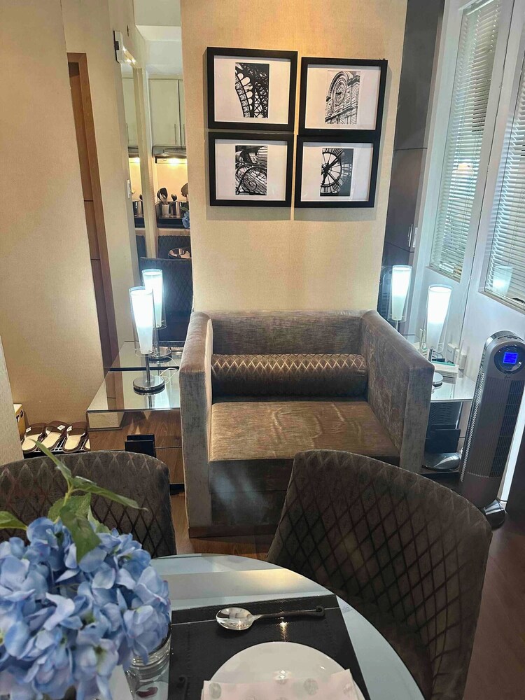 Luxurious Studio in Mckinley Hill With City View