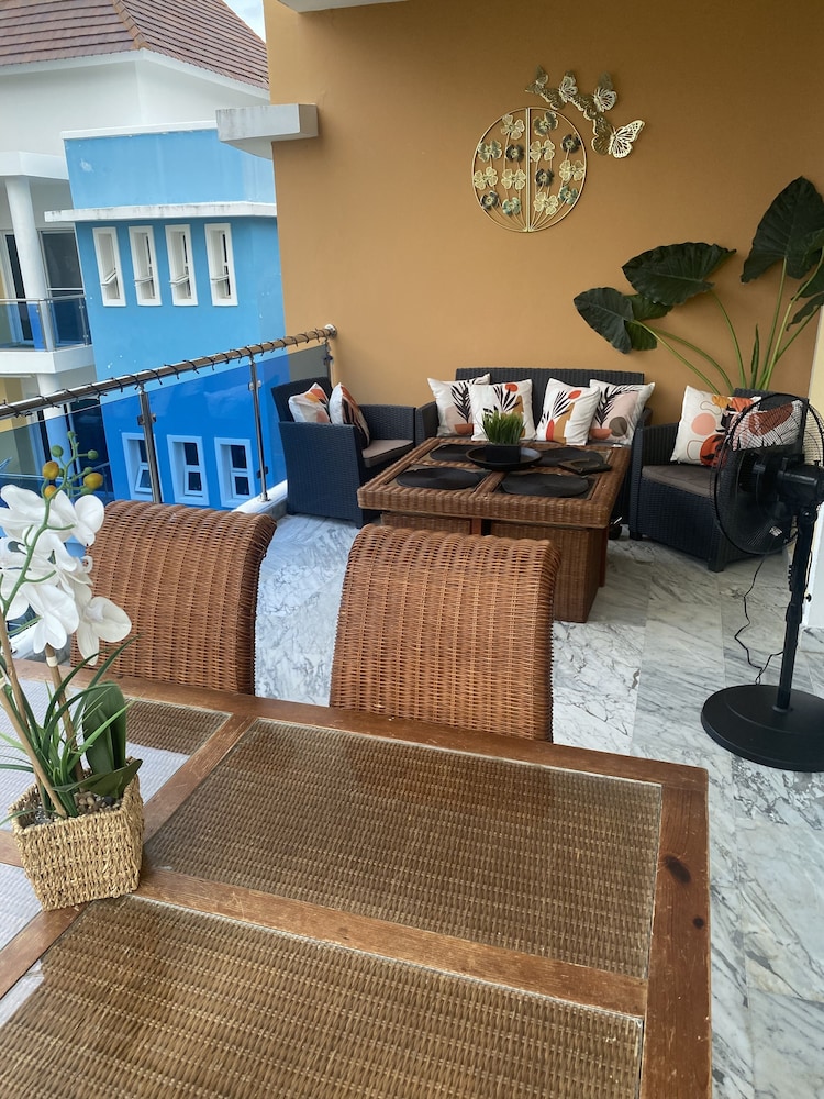 2 Minutes Walk to Beach Huge 3 bdrm Condo with Pool