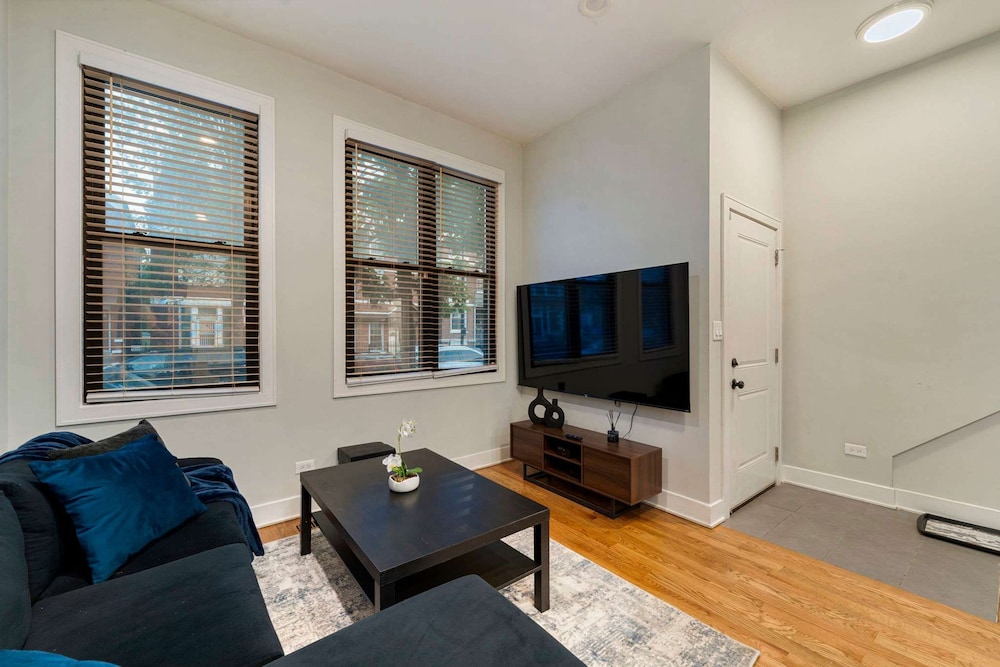 Spacious Pilsen 4 Bed 4 Bath Family Retreat
