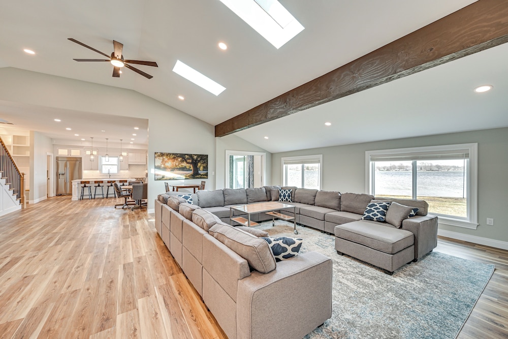 Views, Swimming & Family Fun: Chapman Lake Retreat