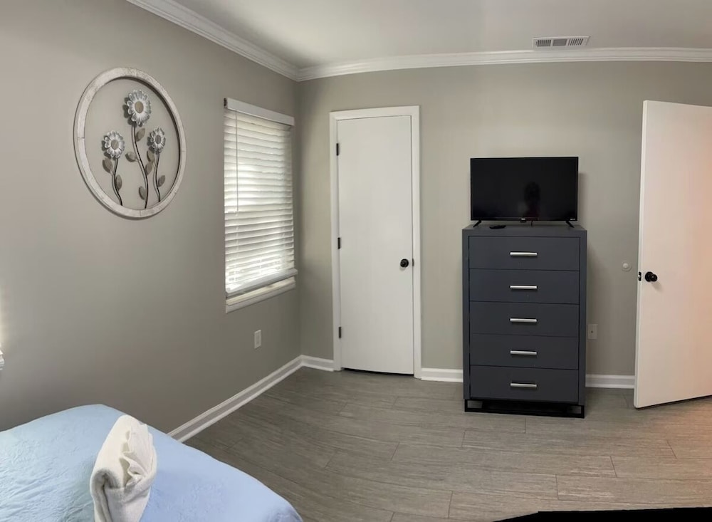 Bright 2BR Townhome Pool & Beach Minutes Away