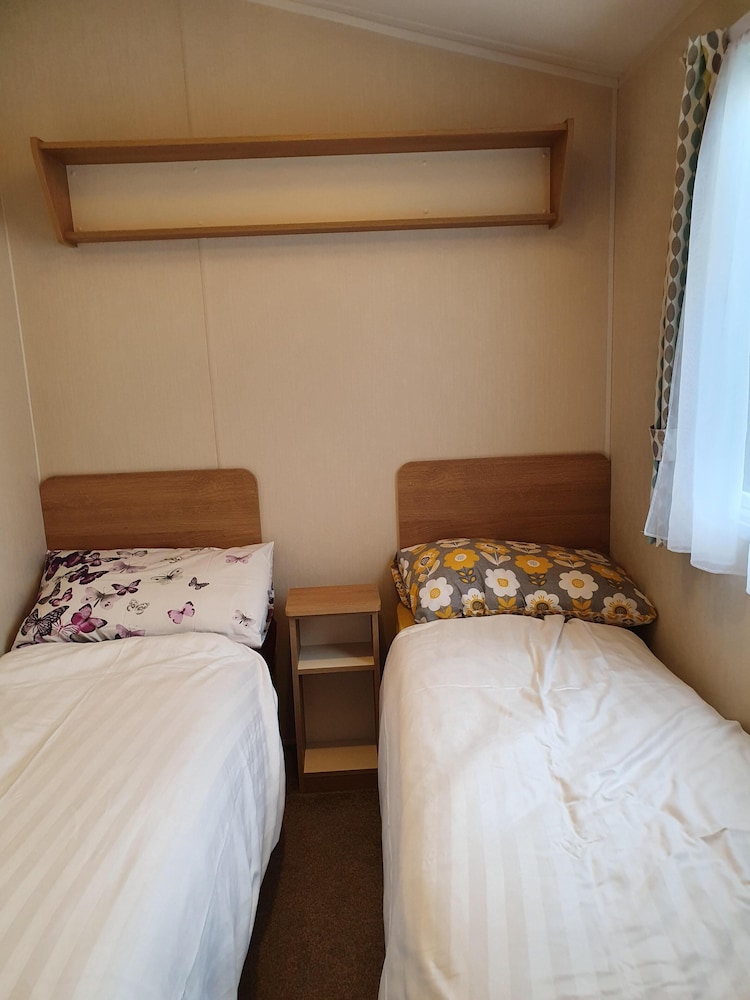 3 Bedroom Caravan, Sleeps 8, at Parkdean Newquay Holiday Park view 5