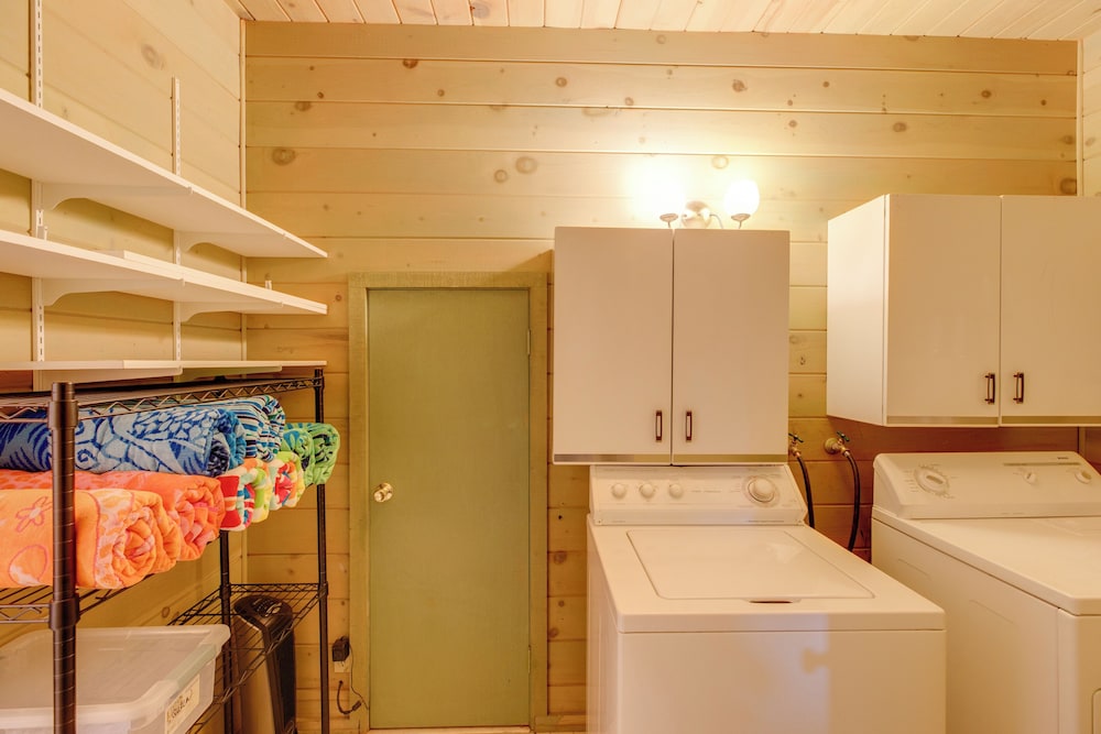 1 Mi to Beach & Golf Course! Lake Almanor Cabin
