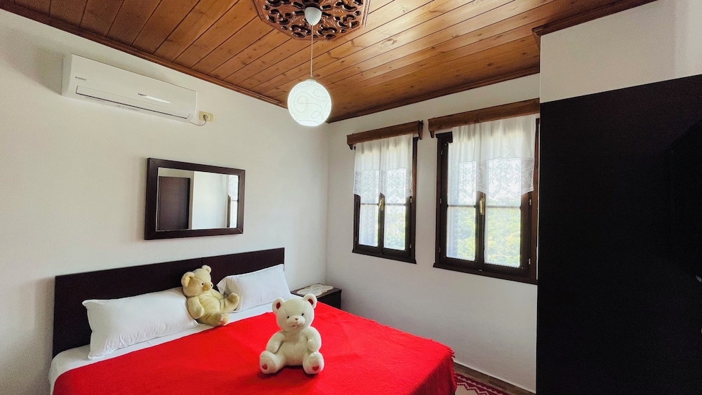 Denis - Private Rooms Guesthouse Gjirokastra