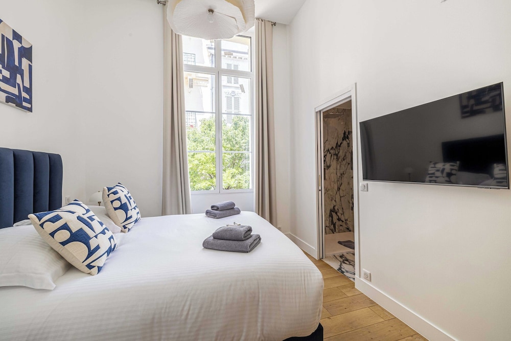 Luxury Renovated 4-room Apartment - rue Hoche - Bourgeois Building view 5