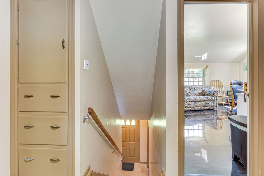 1 Mi to Dtwn Salem: Apt w/ Garage Access!