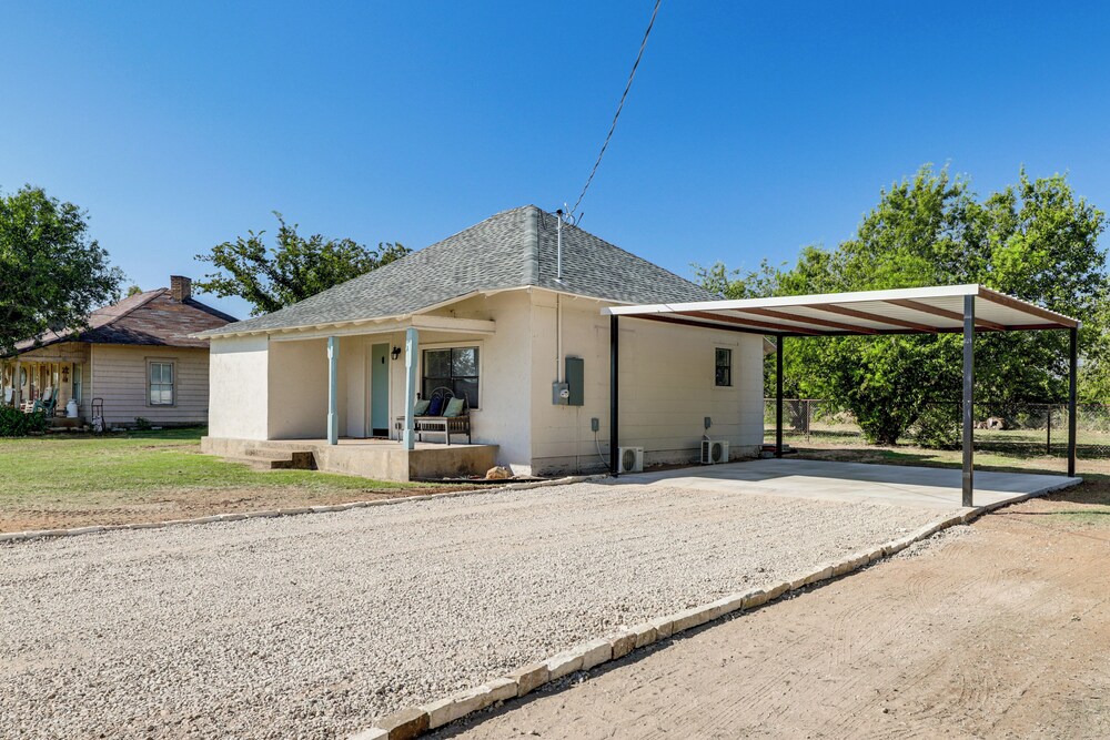 Walk to Historic Square: Jacksboro Home w/ Yard