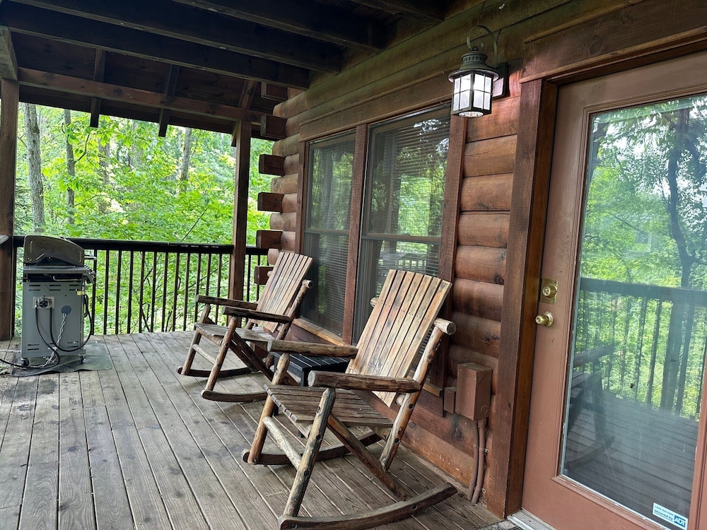 Chillin N Grillin 2 Bedroom Cabin
