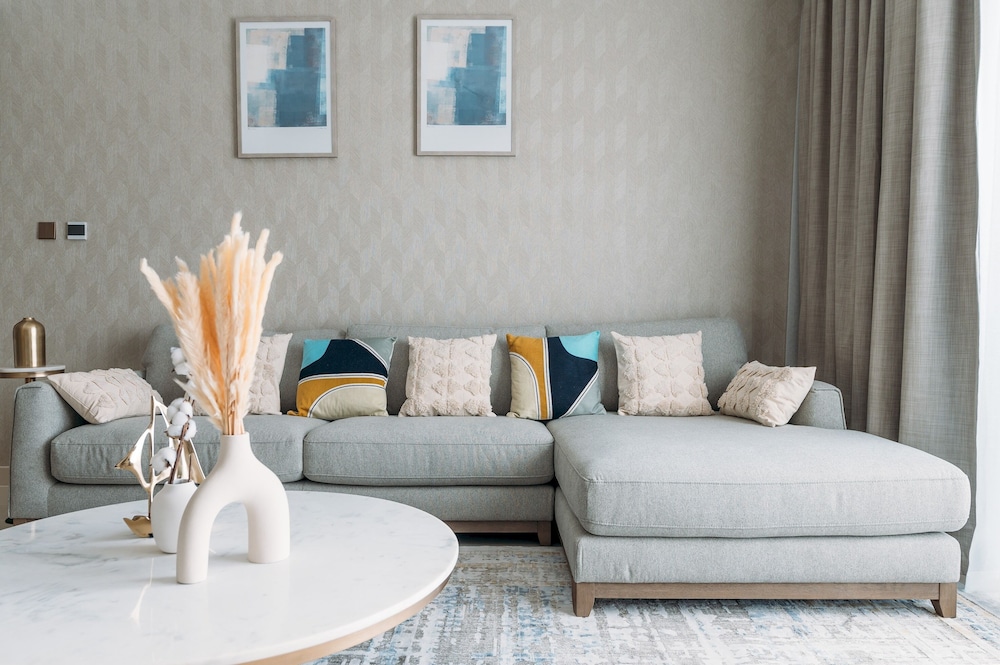 Elegant Stay: Balcony & Stunning Dubai Creek Views