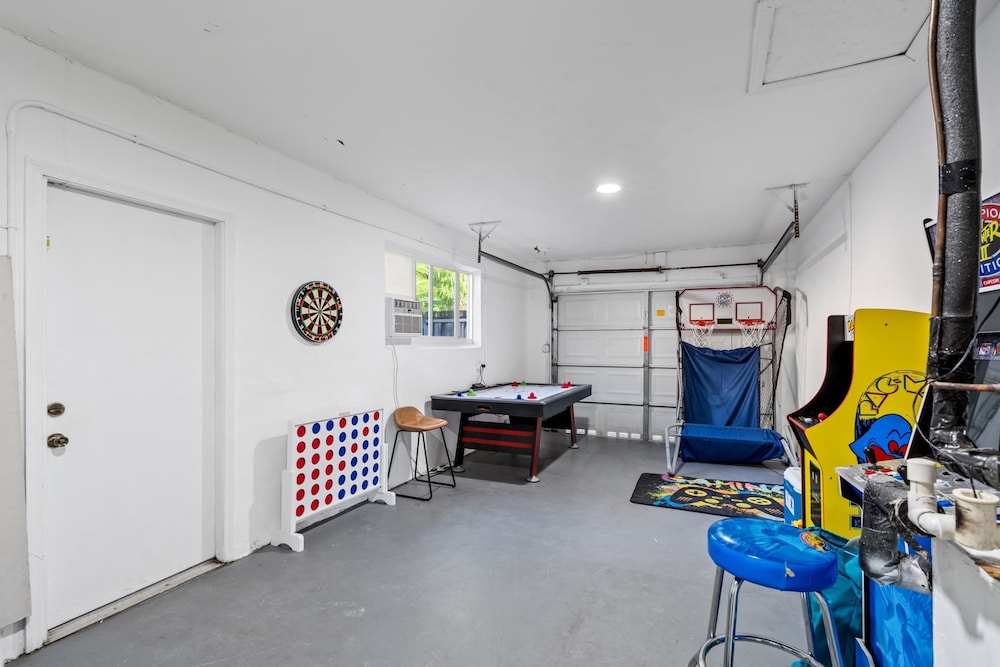 4BR With Private Pool and Game Room - Prime Location