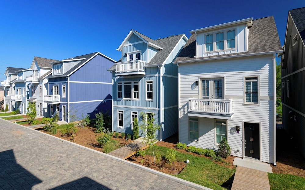Sleeps 36, 3 Homes Walk to Germantown Modern Townhomes Near DT Avantstay