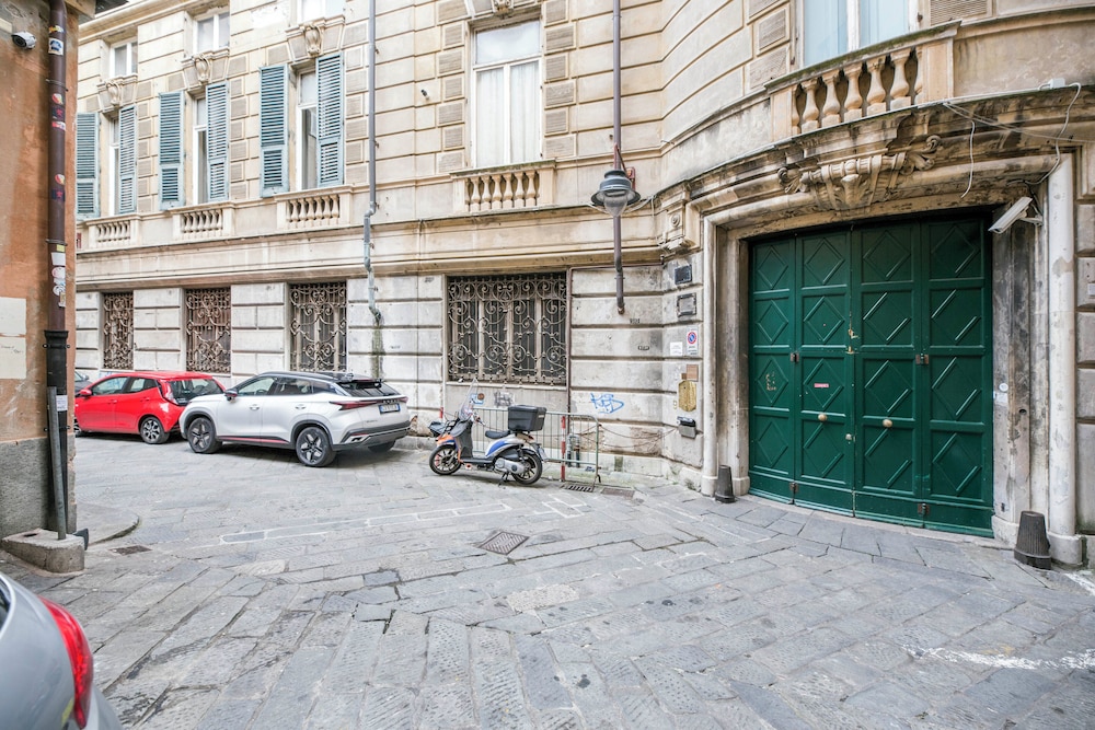 Airy 5BR Flat with Balcony - Old Town
