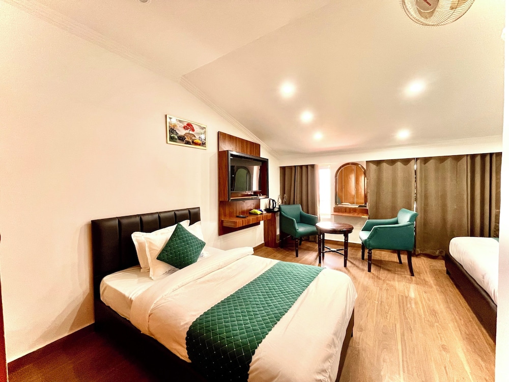 Hotel Roshie Mall Road Mussoorie