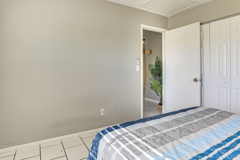 7 Mi to Beach: Cozy Home w/ Yard in Englewood!