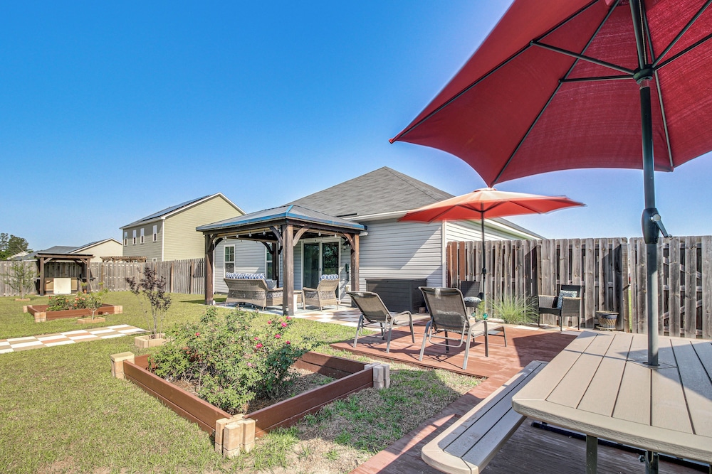 1 Mi to Shopping District: Chic Springfield Home