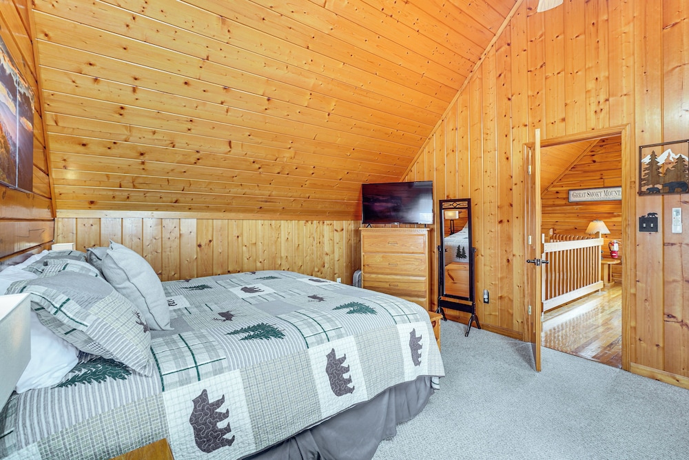 Hot Tub & Game Room: Sevierville Family Cabin!