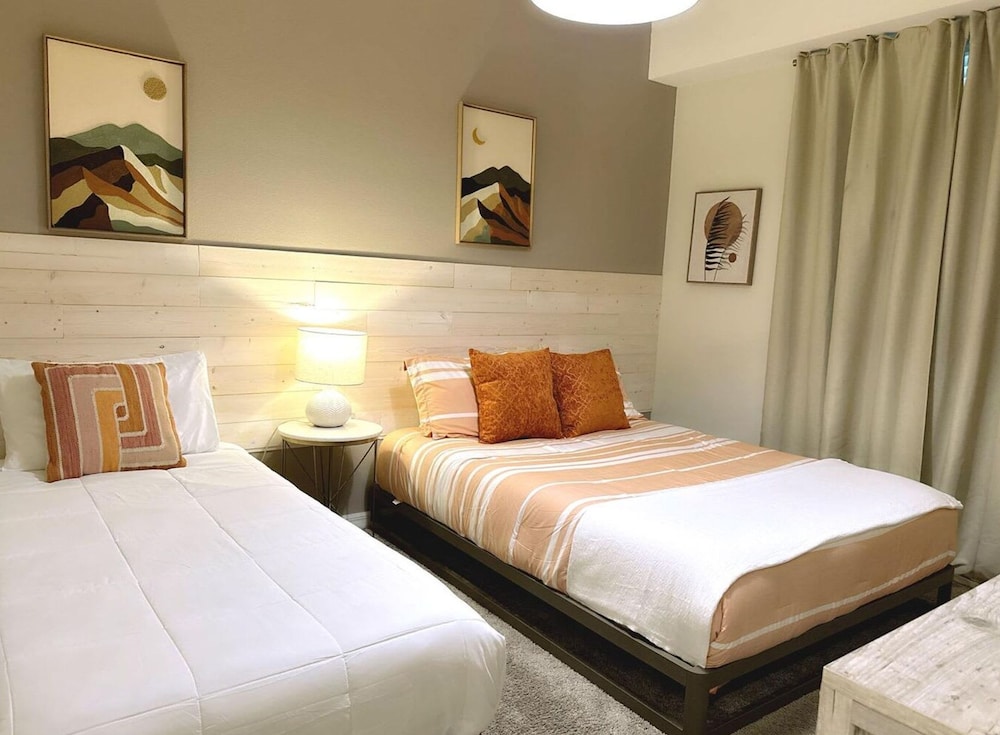 Chic 2bed Condo at Storey Lake Mickey Room