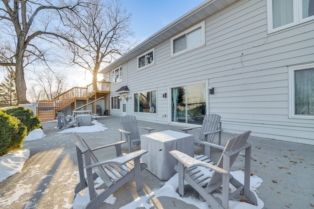 Modern Apt on Detroit Lake w/ Dock Access!