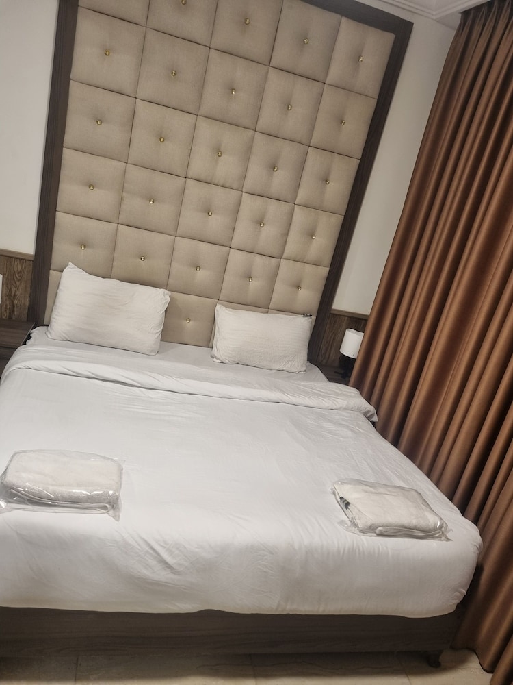 Charming Amman Apartment With Central Air-con & Street Parking