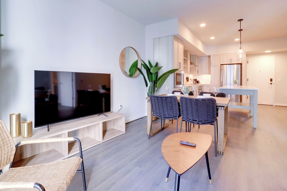Bright Apartment with Great Amenities