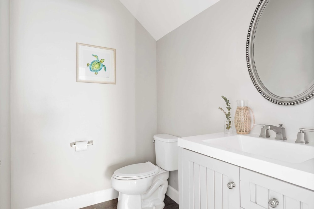 Sleeps 18! Private Pool, Hot Tub, Near Beach Miramar Dream House by Avantstay