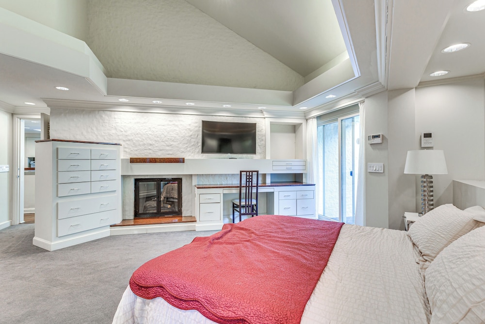 1 Mi to OU! Group Getaway w/ Game Room, Pool