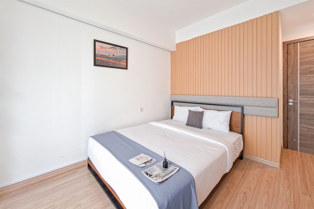 Monochromatic 2Br With Extra Working Room Apartment Sky House Bsd
