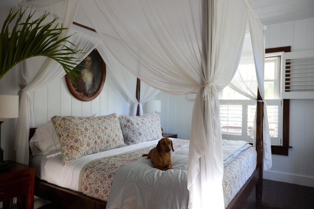 Hibiscus Hill Guest House - Elegant Garden Oasis, Pink Sand Bch 4 Bedroom Home