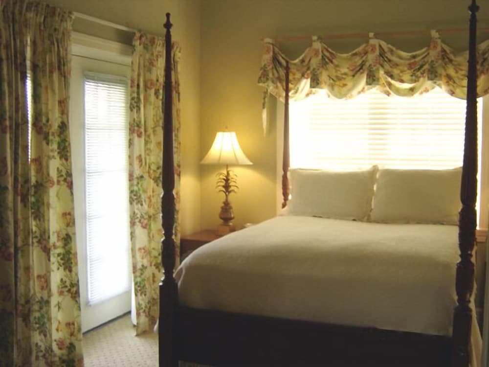 Carriage House Inn