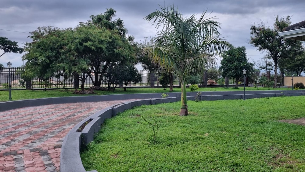 2br/cottage/swimming Pool/near Airport